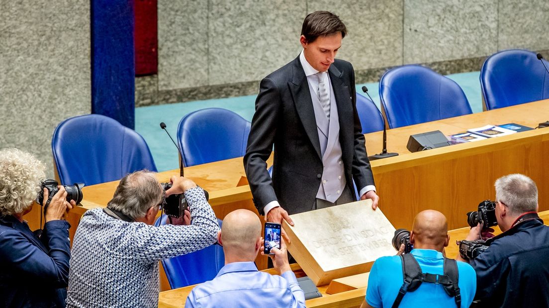 Minister Wopke Hoekstra (Financiën) presenteert het koffertje met de Miljoenennota