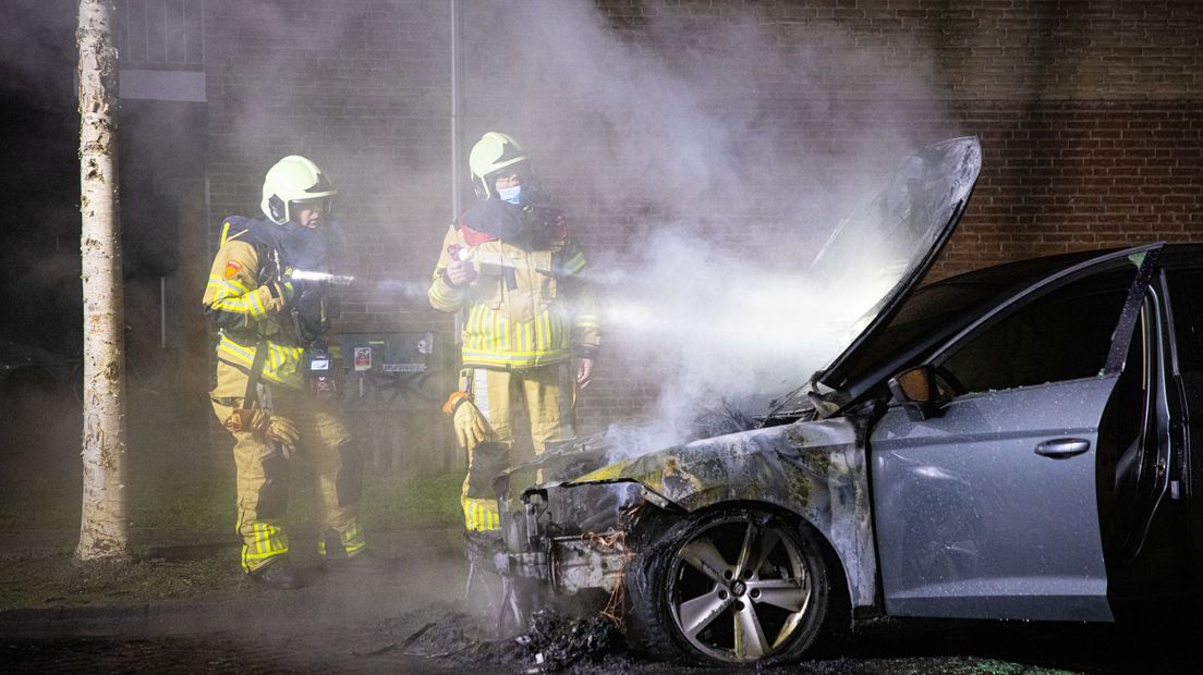 Brand verwoest auto in Zwolle RTV Oost