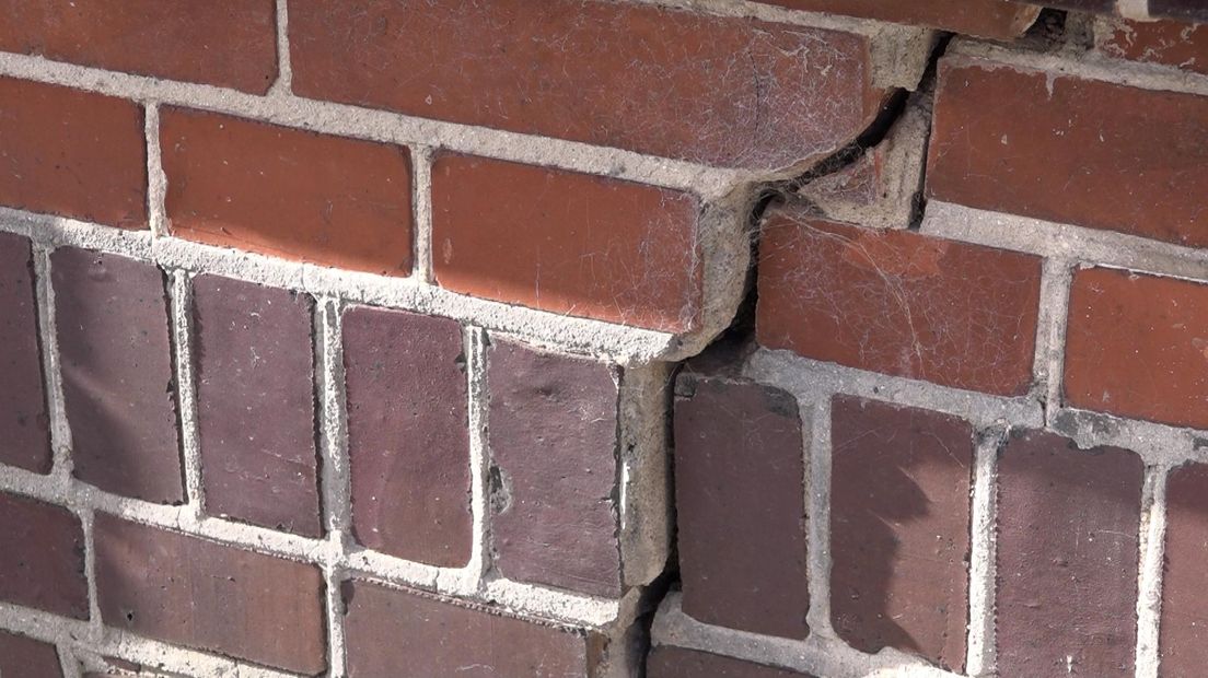 Schade aan een huis in Den Horn waar de eigenaar en het IMG het niet over eens worden