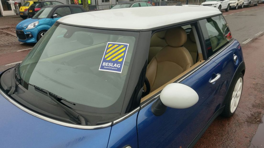 Bij een bedrijf aan de Sleutelbloemstraat in Apeldoorn is een politie-inval gaande. Ook vindt er controle door de Belastingdienst plaats. Het is een grootscheepse actie.