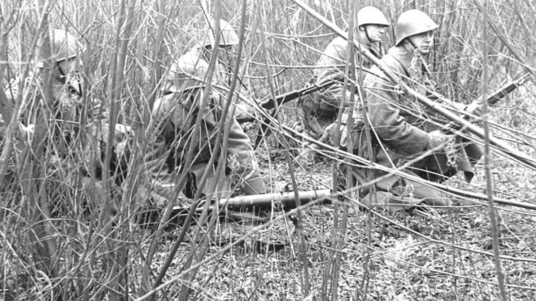 Hij moest er 75 jaar op wachten, maar de 96-jarige Hendrik van Vliet uit Ede kreeg dinsdag alsnog een Mobilisatie-Oorlogskruis voor zijn inzet tijdens de Tweede Wereldoorlog. De veteraan bleef nuchter onder alle eer: 'Ik heb er nooit om gevraagd.'