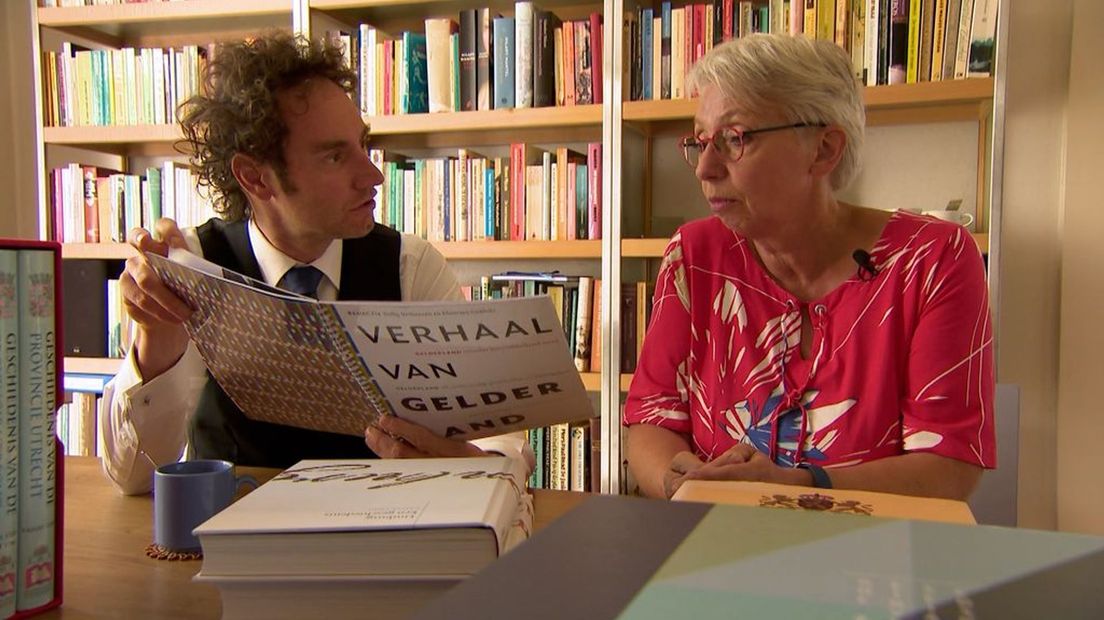 René Arendsen praat met Dolly Verhoeven.