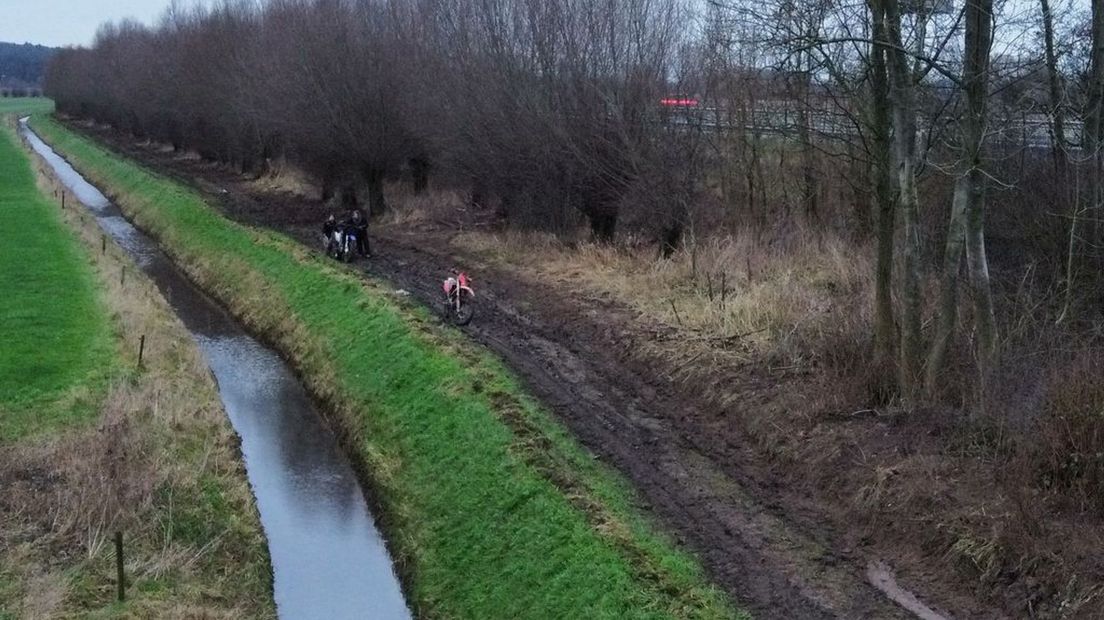 Twee motorcrossers scheurden door landgoed Biljoen, maar moesten lopend naar huis mét een bon