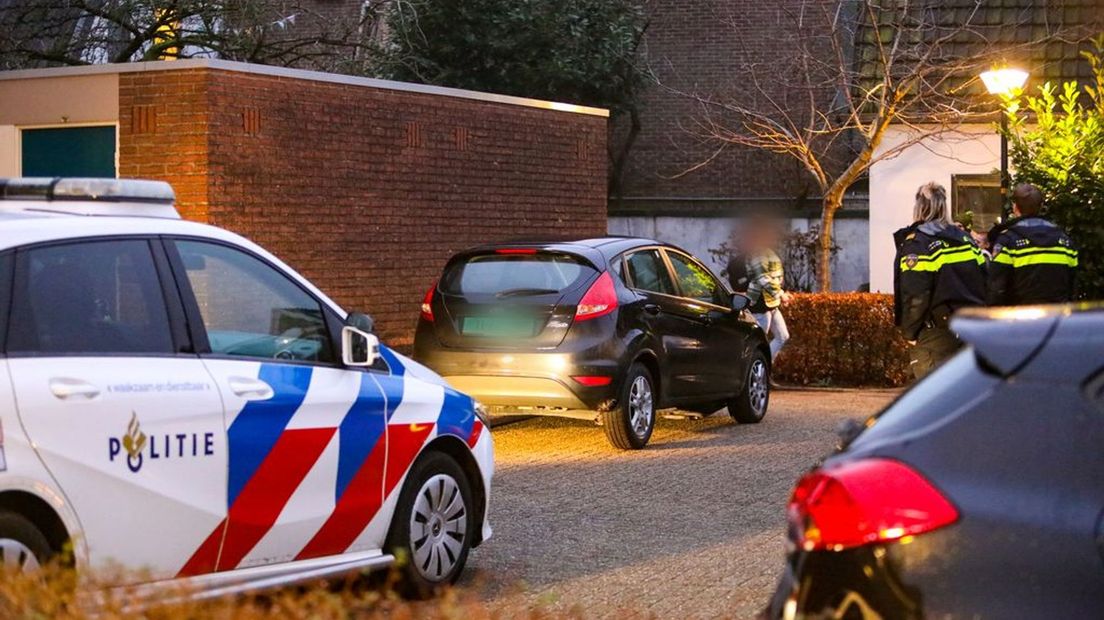Agenten vonden de gedumpte auto uiteindelijk op De Zeis in Apeldoorn.