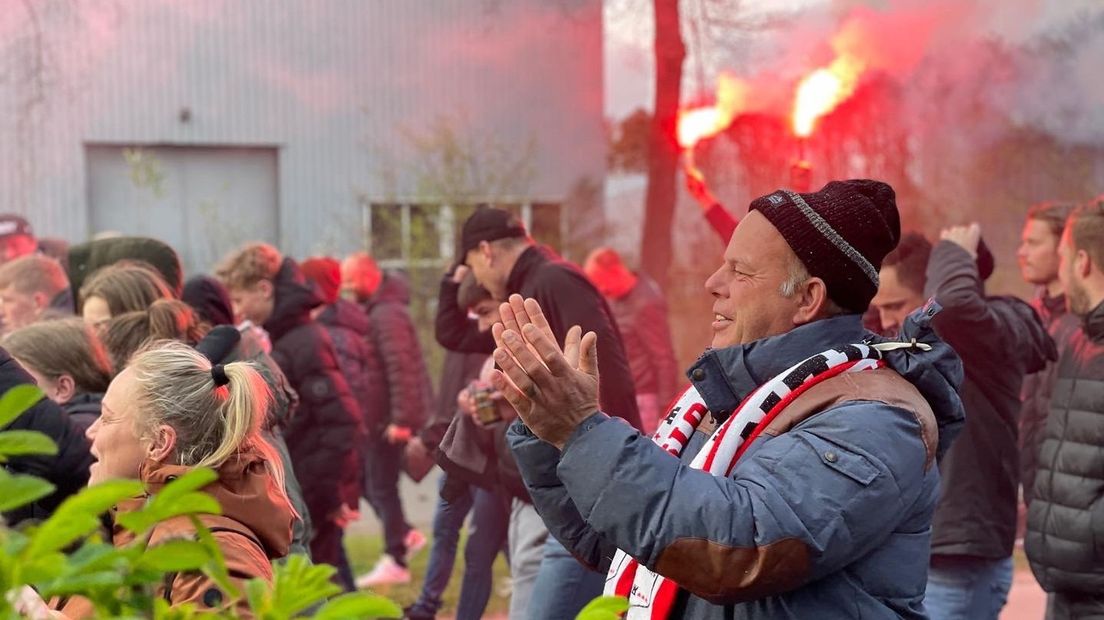 FC Emmen-supporters in indrukwekkend 'corteo' naar De Oude Meerdijk - RTV Drenthe