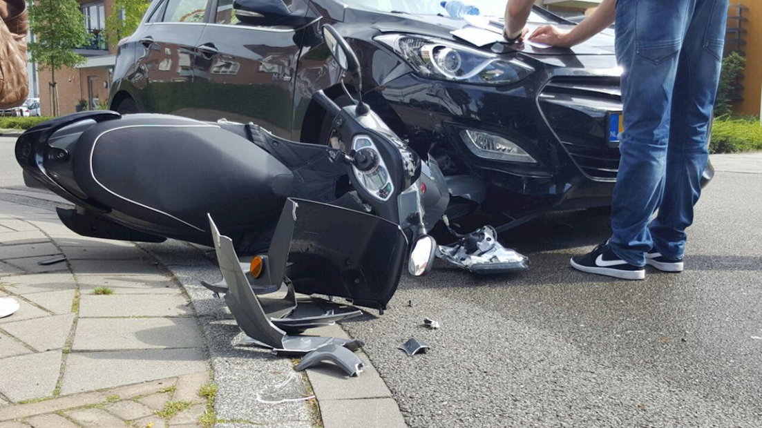 Flinke schade na botsing tussen auto en scooter in Glanerbrug