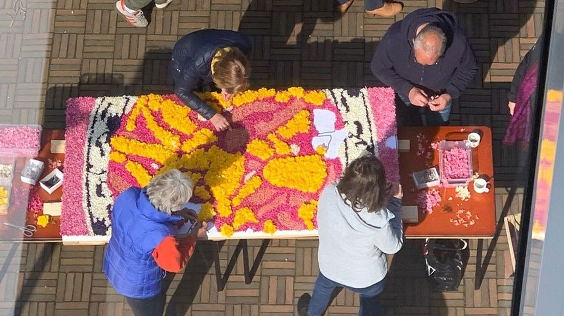 Vrijwilligers aan het werk met de bloemen