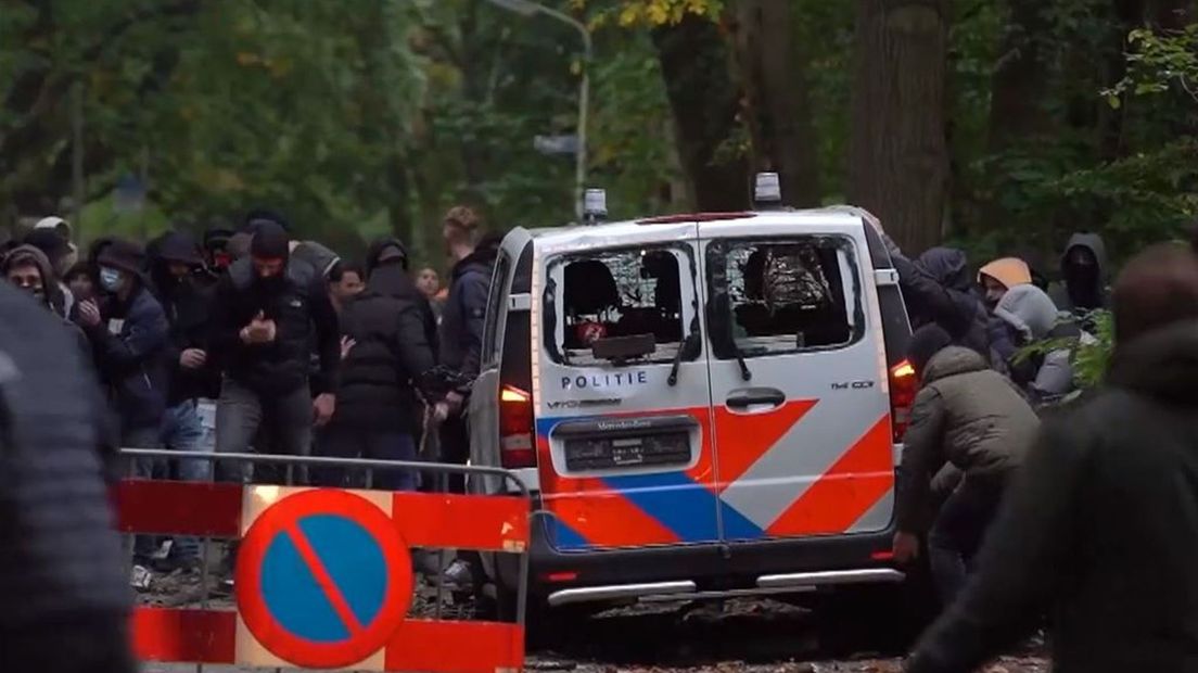 Een politiebusje moet het ontgelden.
