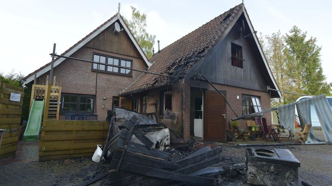 Schuurbrand slaat over naar huis aan de Saterlostraat Saasveld