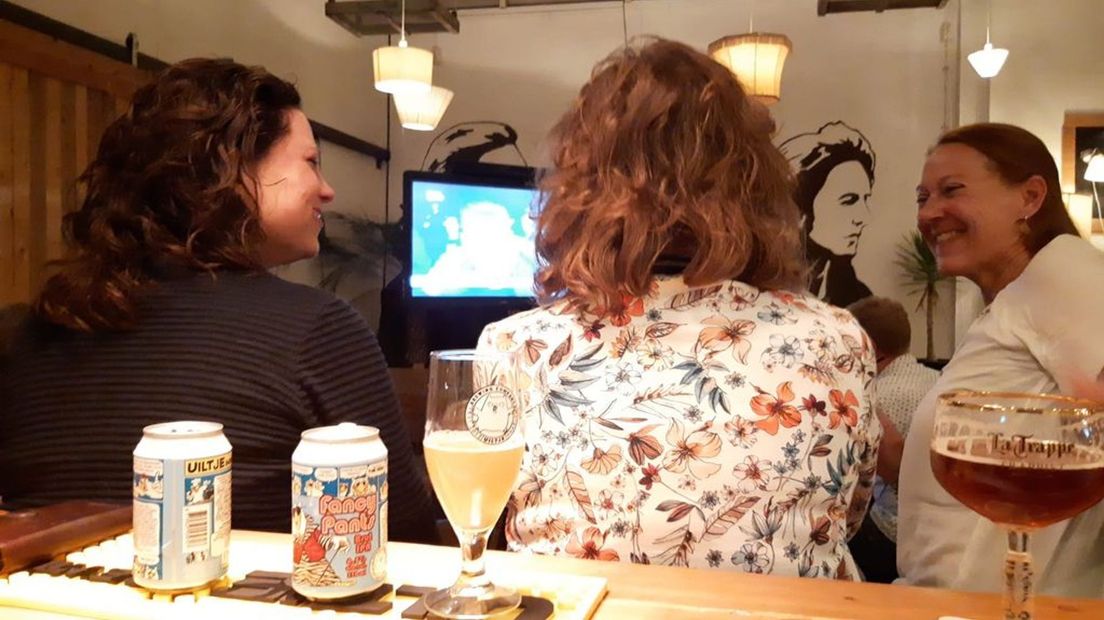 Doetinchemmers kijken The Passion in het café.