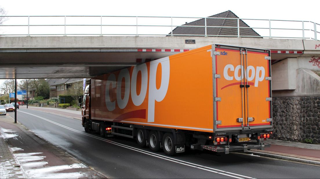 Vrachtwagen vast aan Enschedesestraat Hengelo
