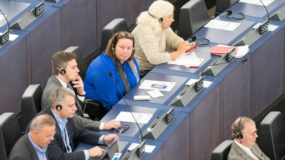 Agnes Jongerius (in het blauw) gaat voor een tweede termijn als Europarlementariër.