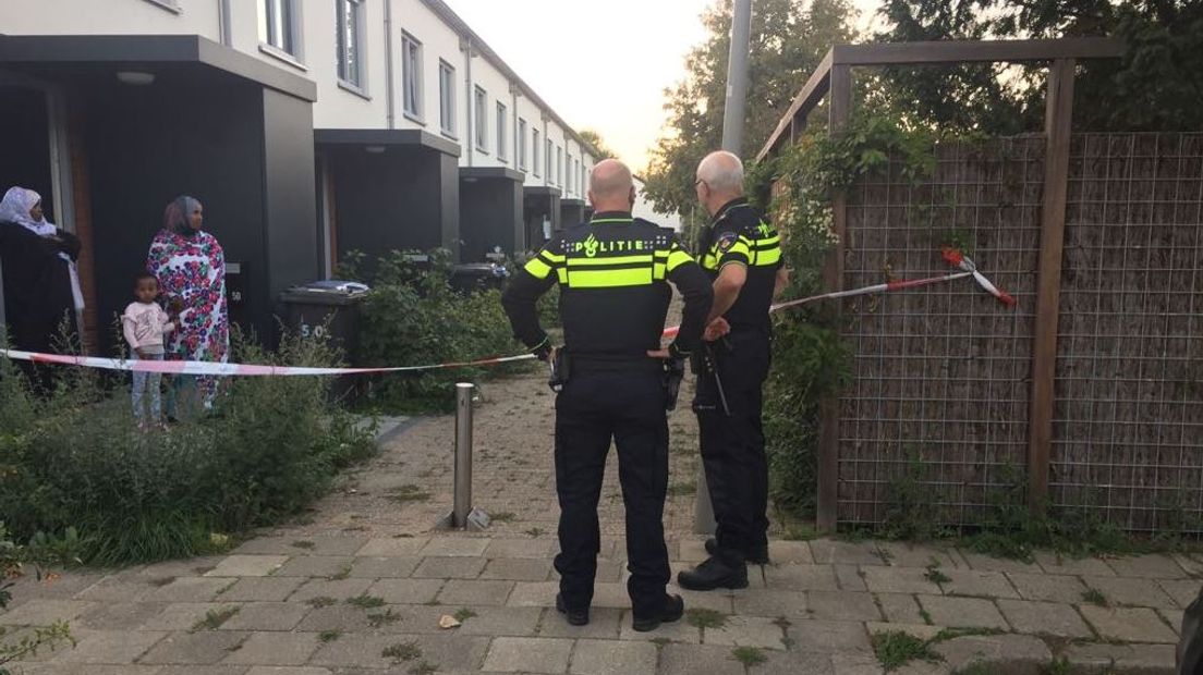 Arrestatieteams zijn donderdagmiddag op meerdere plekken in Arnhem woningen binnengevallen. Ook cirkelden er politiehelikopters boven de stad.