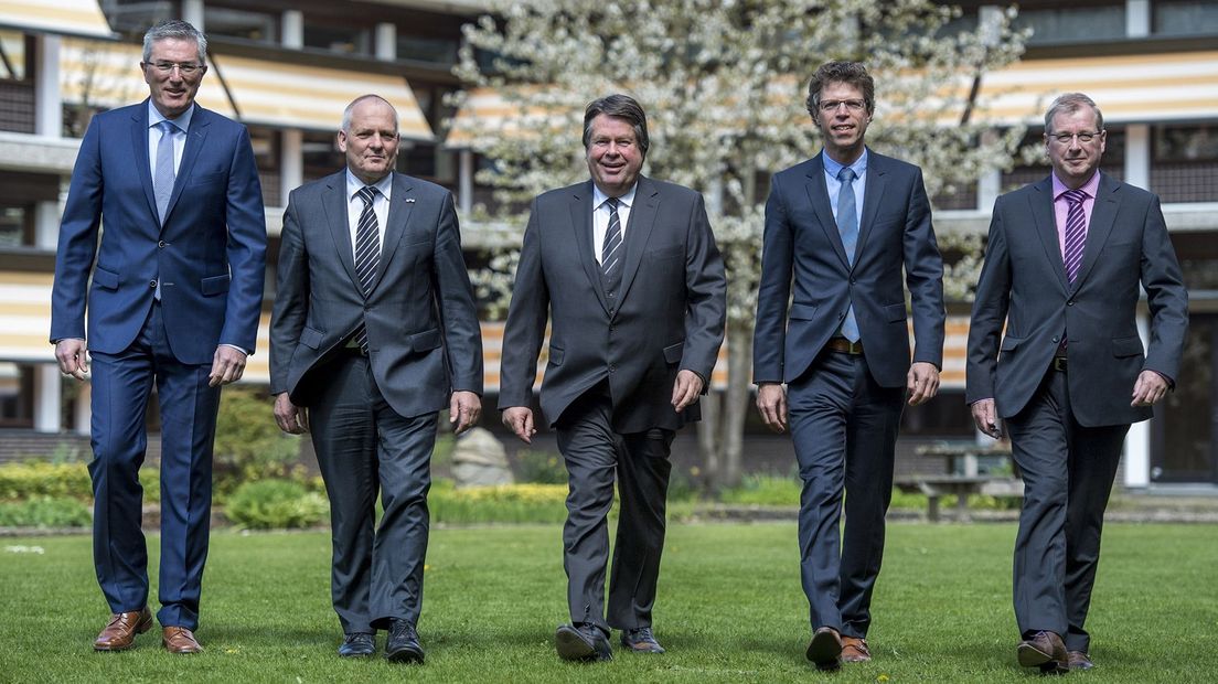 CdK Jacques Tichelaar (midden) omringd met de (nieuwe) gedeputeerden.