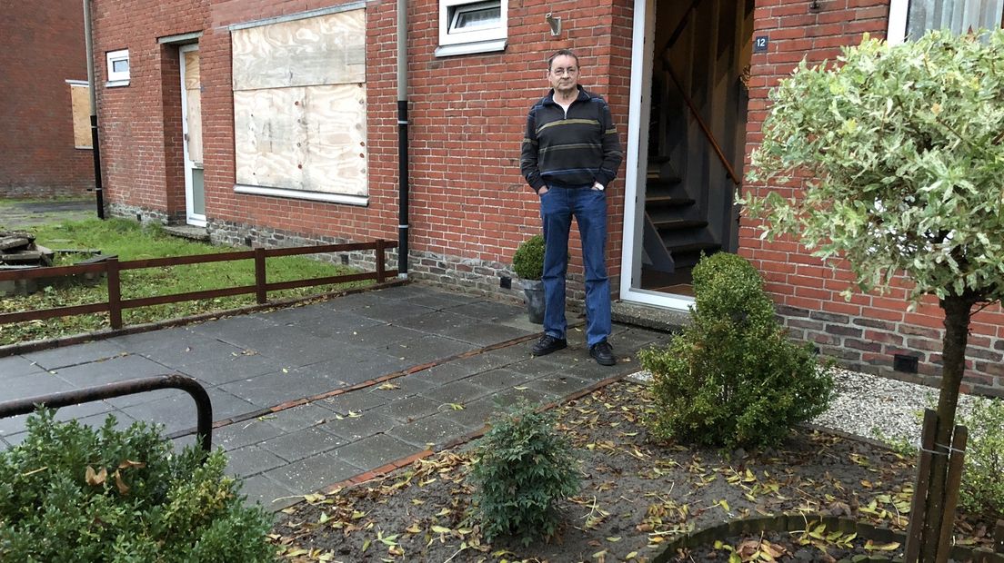 Folkert Hes voor zijn huis aan de Beatrixstraat
