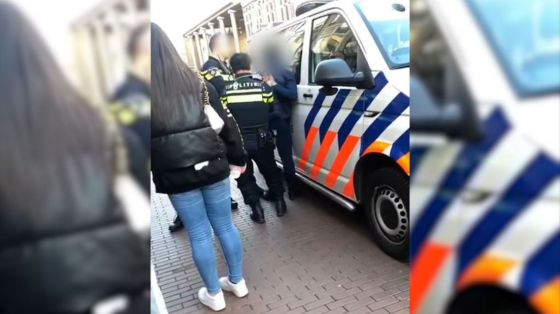 De aanhouding van de jongen.