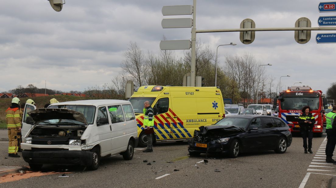 Politie ramt busje met kleine kinderen op kruispunt Ede - Omroep Gelderland