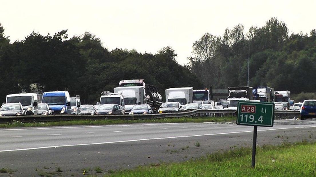 De A28 kwam deels blank te staan door de hevige regenval (Rechten: Persbureau Meter)