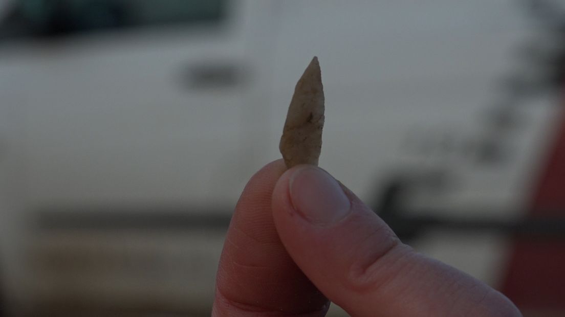 Een bijzondere vondst in Voorthuizen. Op het tracé van de nog aan te leggen rondweg bij Voorthuizen zijn resten uit de steentijd gevonden, zoals honderden vuursteentjes. Daarmee werden pijlen en schraapmesjes gemaakt.