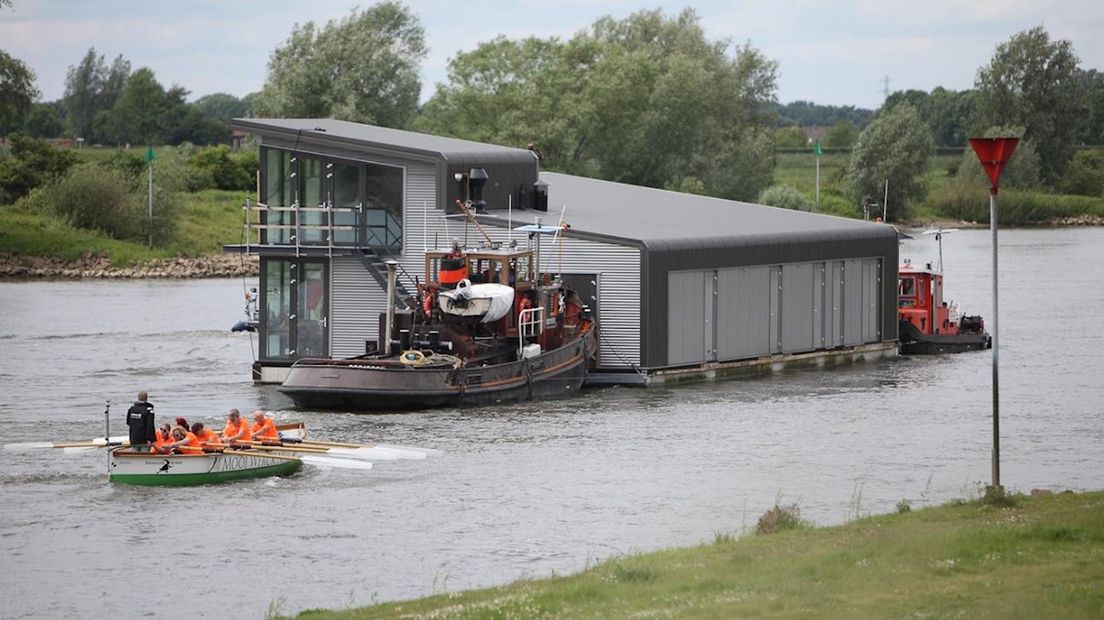 Clubhuis watersportverenigingen Deventer via water verplaatst