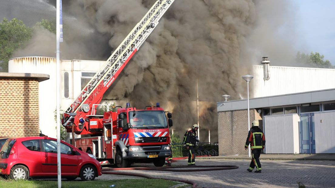 Er is veel rookontwikkeling aan de Staringlaan in Waddinxveen.