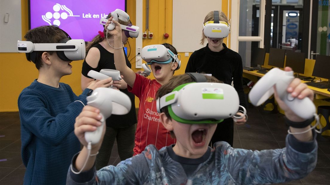 VR glasses, 3D printers and robotics for Lodewijk College students