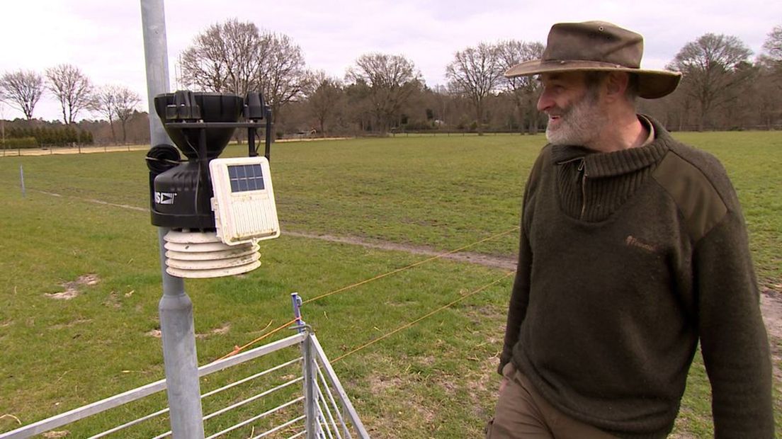 Gerrit Rekers uit Vierhouten houdt zijn weerstation extra goed in de gaten.