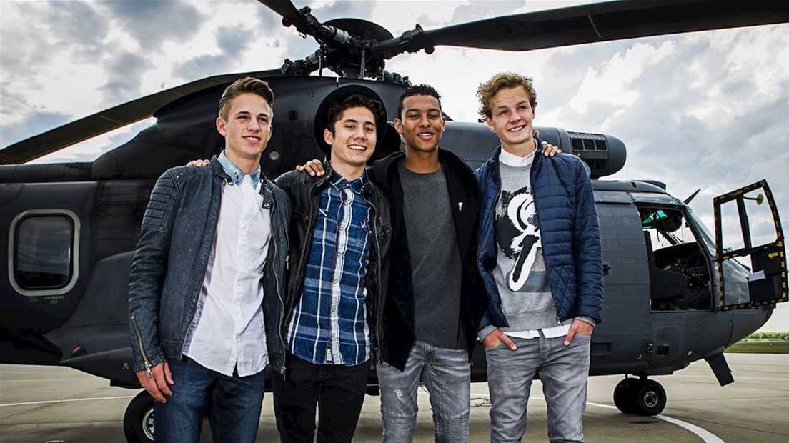 Daan Zwierink (rechts) uit Goor met de band MainStreet als ambassadeur van de vrede op 5 mei
