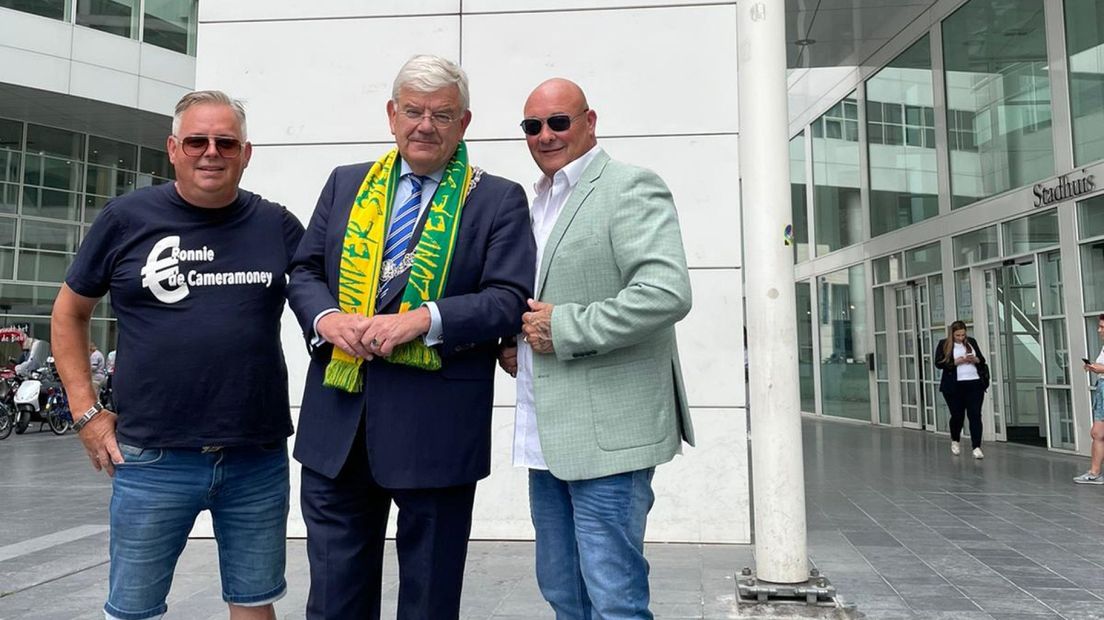 Cameraman Ron (Ronnie de Cameramoney), burgemeester Jan van Zanen en John Medley tijdens opnames van de videoclip