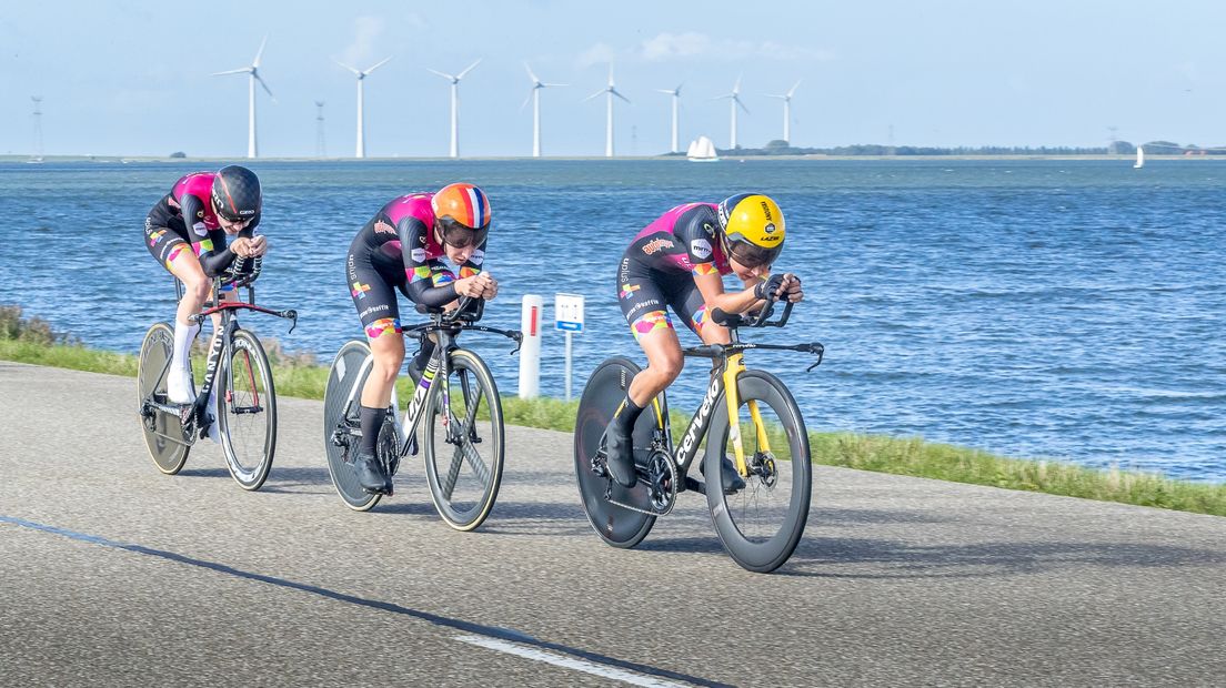 Smith in het wiel bij ploeggenotes Manon de Boer (midden) en Anouska Koster