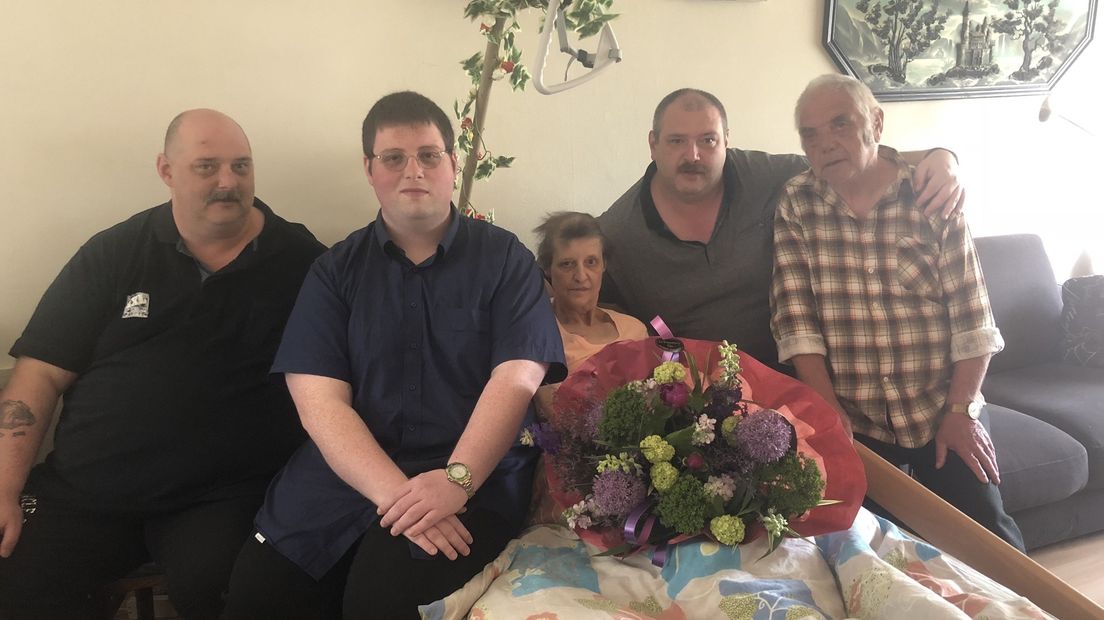 Oma Ineke, met aan haar linkerzijde kleinzoon Maurice