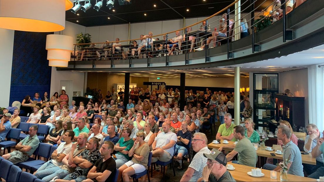 Tientallen mensen volgen de vergadering vanuit 't Oalde Roadhoes