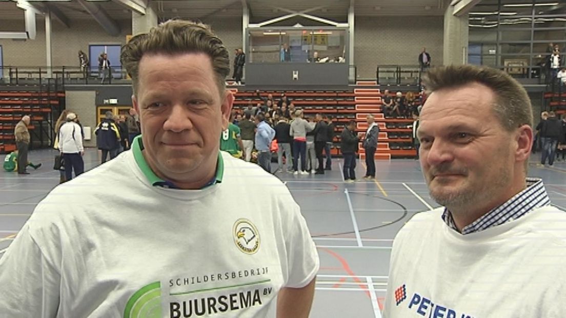 Peter Bult en Peter Kuil voor de camera van RTV Noord.