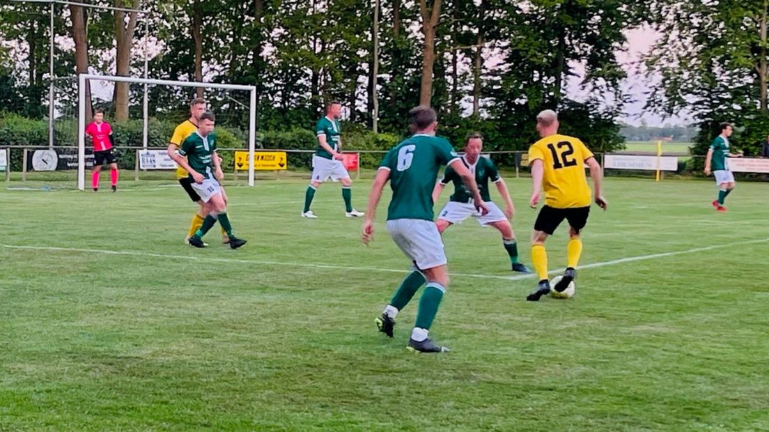 Jeffry van der Veen(12) probeert een gaatje te vinden in de THOS-verdediging