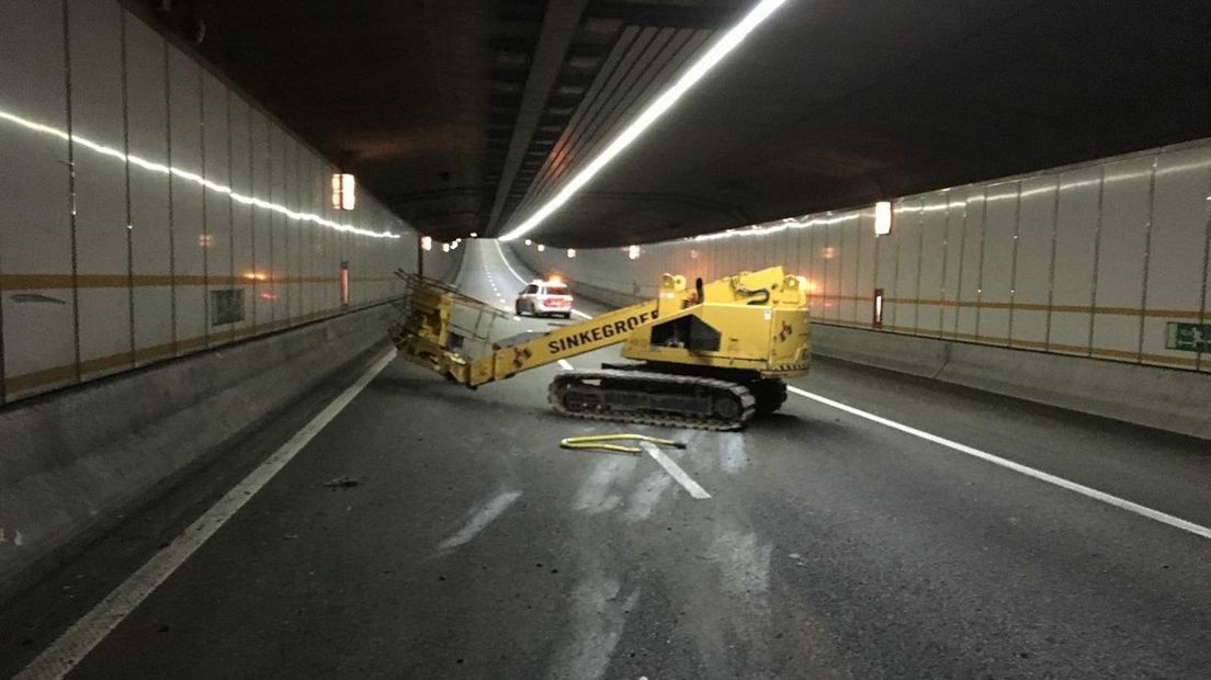 Hoogwerker op de weg bij ingang Vlaketunnel (video)