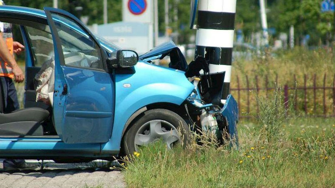 Auto Botst Tegen Verkeerslicht Op Ceintuurbaan In Zwolle - RTV Oost