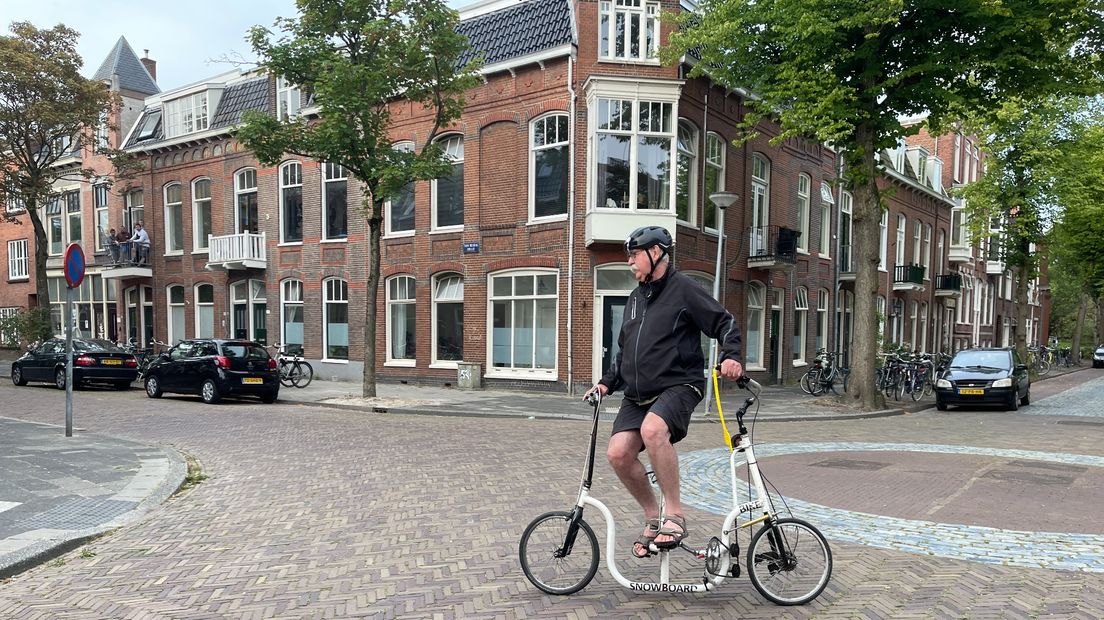 Michael Killian op zijn snowboardfiets in Stad