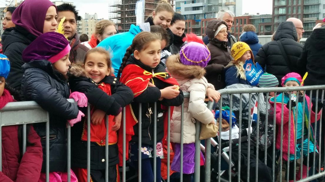 Wachten op Sinterklaas in de haven van Scheveningen.