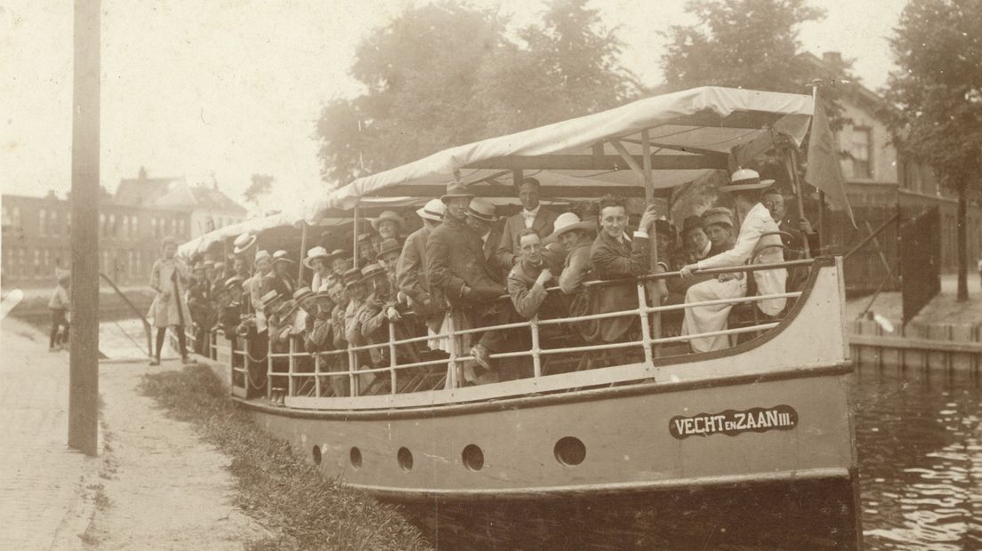 Vecht en Zaan III, met leden van de Utrechtse studentenvereniging aan boord
