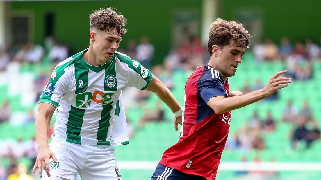 Jørgen Strand Larsen in duel met een tegenstander tijdens het oefenduel met Osasuna