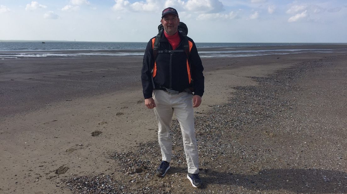 Strandwandelaar wandelt langzaam provincie uit