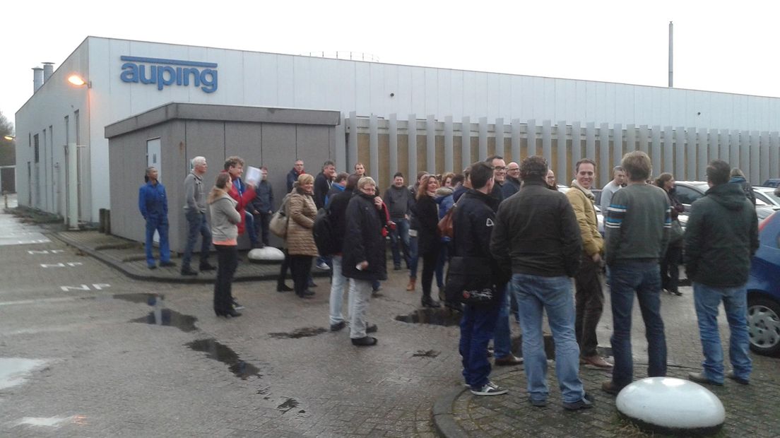 Personeel van Auping wacht buiten tot brand is geblust