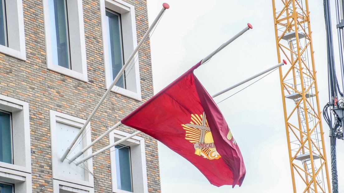 De vlag bij Vindicat hangt halfstok