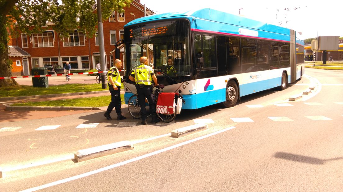 Een fietser is donderdagmiddag zwaargewond geraakt bij een botsing met een lijnbus in Arnhem. Het gaat om een 35-jarige inwoner van Arnhem.