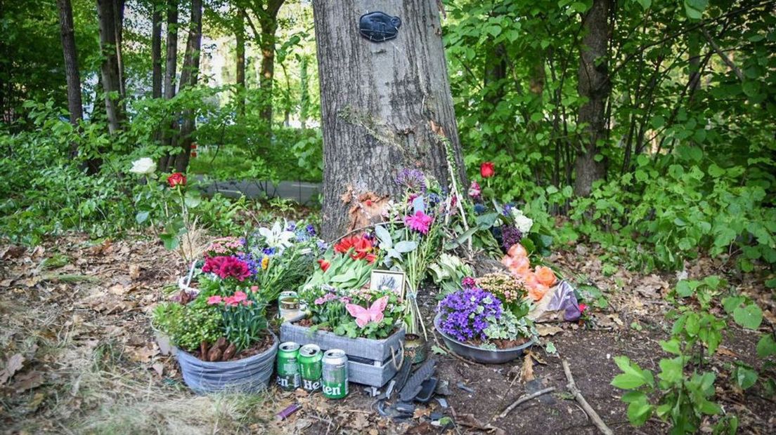 Naast bloemen zijn er ook blikken bier neergelegd.