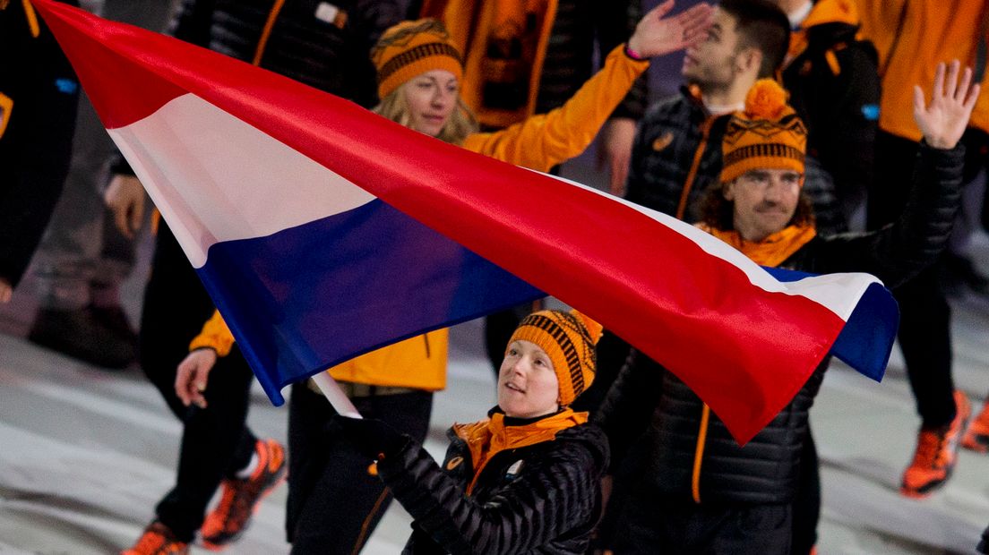 Jorien ter Mors met de vlag tijdens Sotsji 2014.