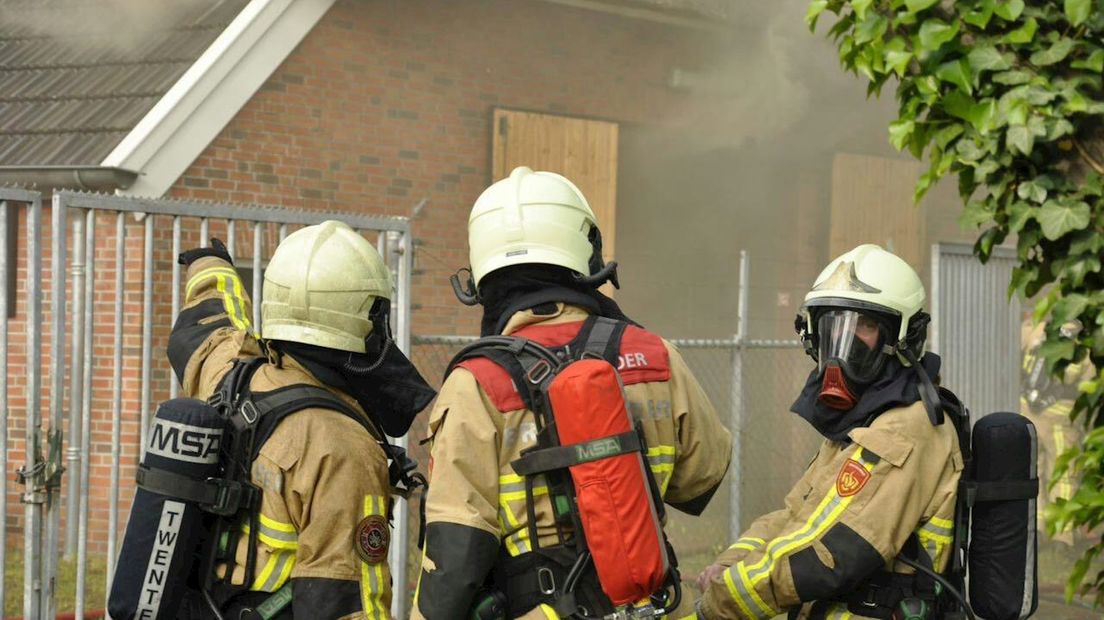 Woonboerderij met rieten kap in brand in Rijssen