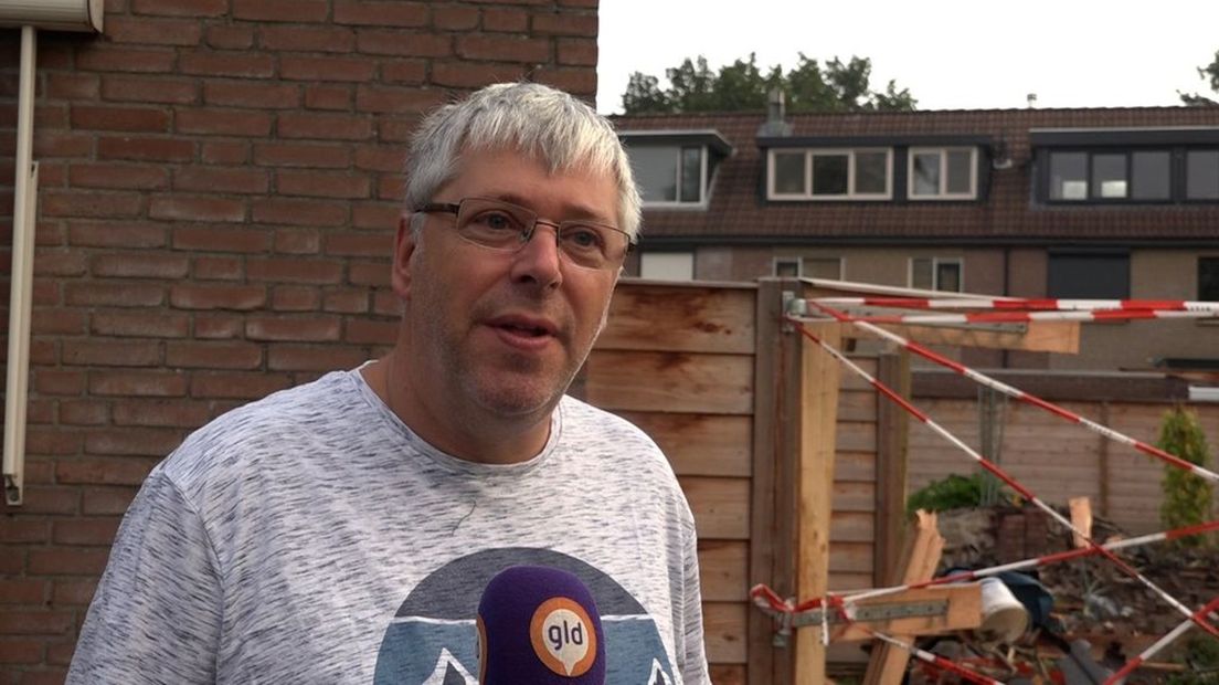 Theo schrok zich rot toen hij een enorme knal hoorde.