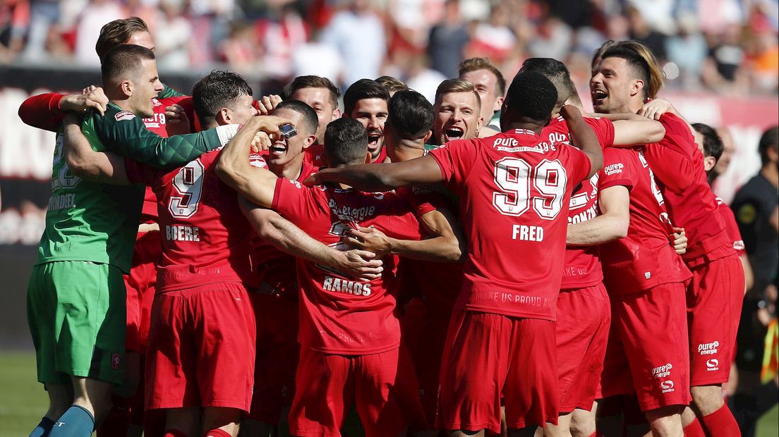 Twente-spelers vieren de titel