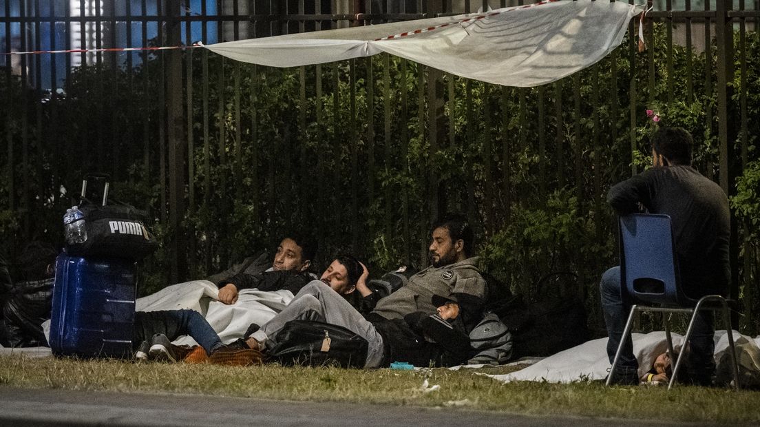 Vluchtelingen brengen de nacht buiten door bij het aanmeldcentrum in Ter Apel